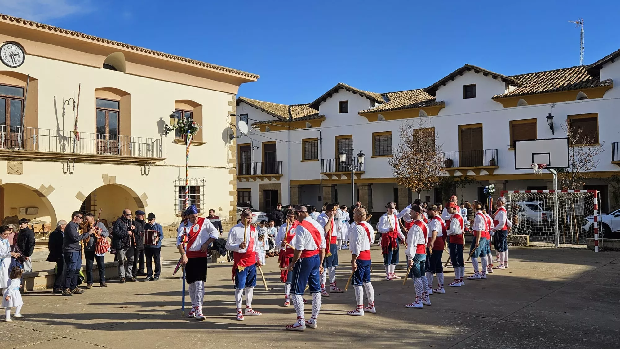  Danzantes de Apiés en la fiesta de la Inmaculada
