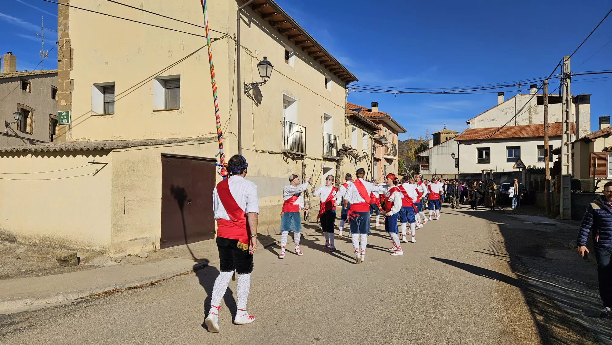  Danzantes de Apiés en la fiesta de la Inmaculada