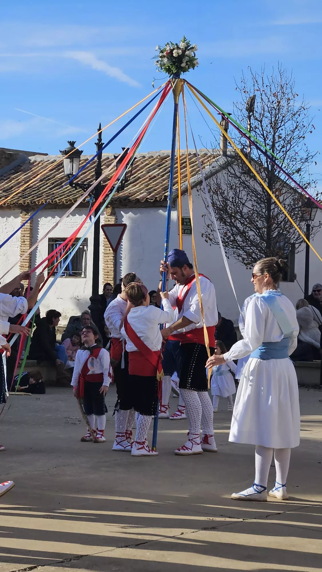  Danzantes de Apiés en la fiesta de la Inmaculada