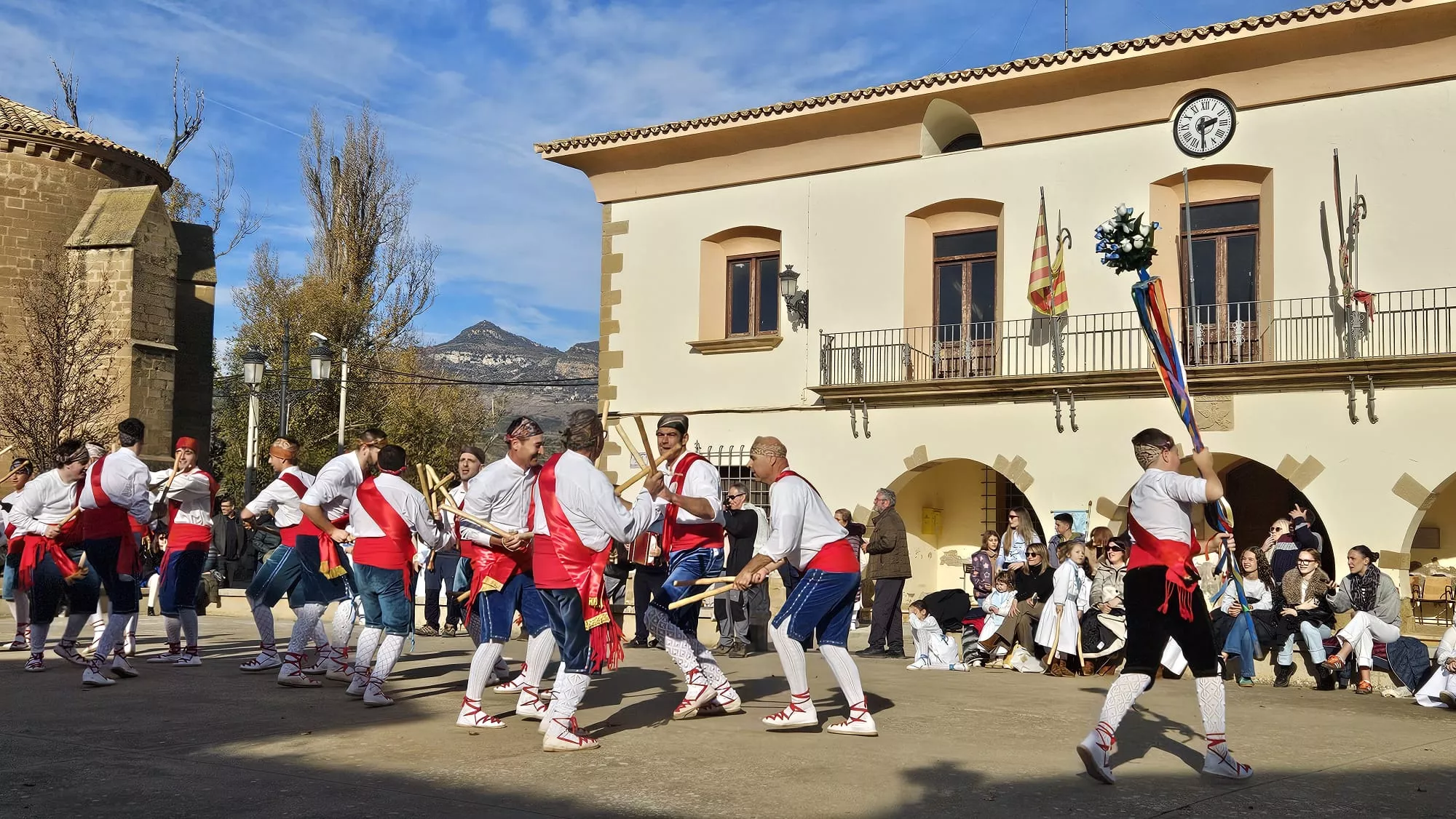  Danzantes de Apiés en la fiesta de la Inmaculada