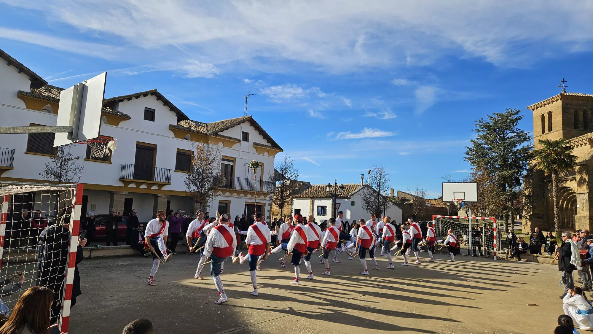  Danzantes de Apiés en la fiesta de la Inmaculada