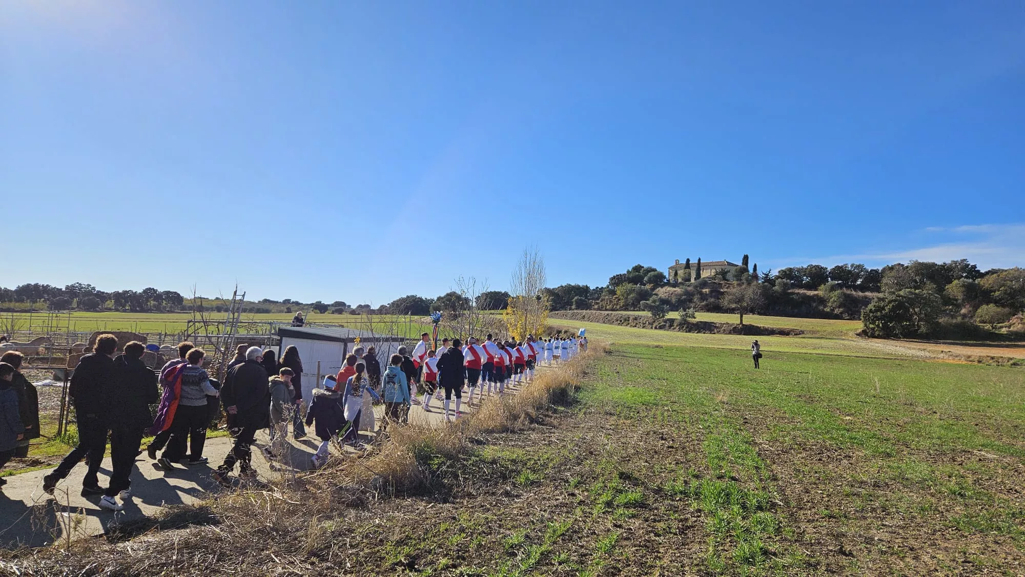  Danzantes de Apiés en la fiesta de la Inmaculada
