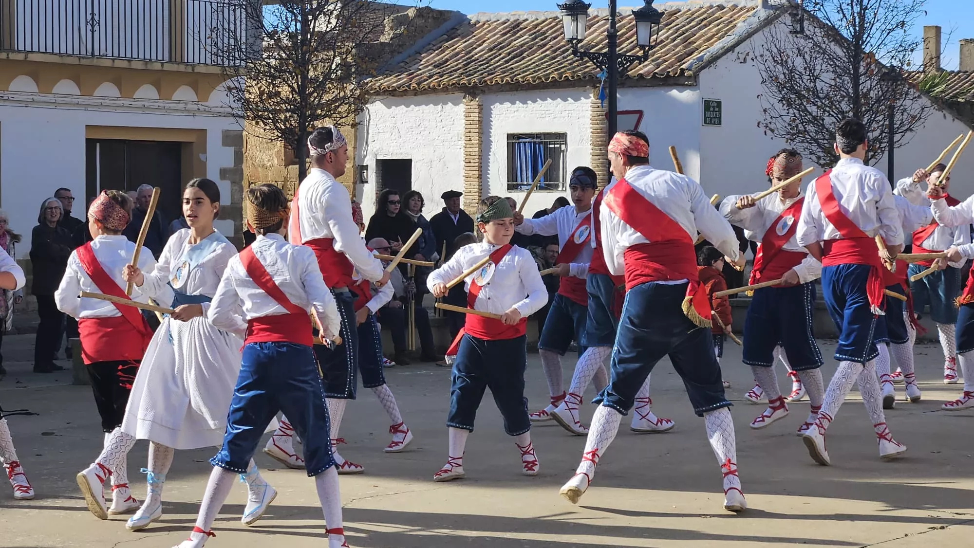  Danzantes de Apiés en la fiesta de la Inmaculada