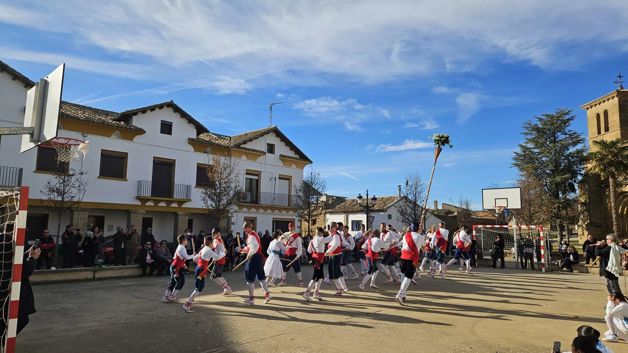  Danzantes de Apiés en la fiesta de la Inmaculada