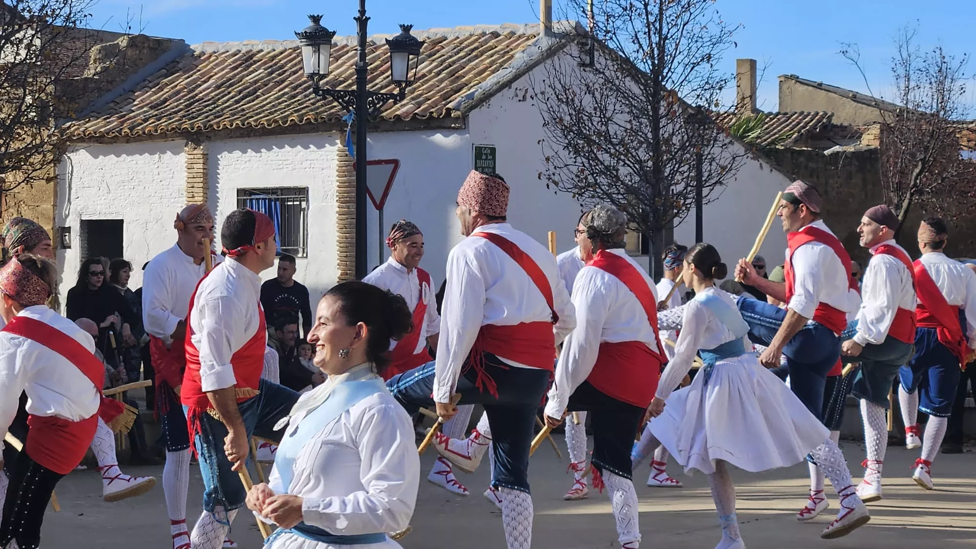  Danzantes de Apiés en la fiesta de la Inmaculada