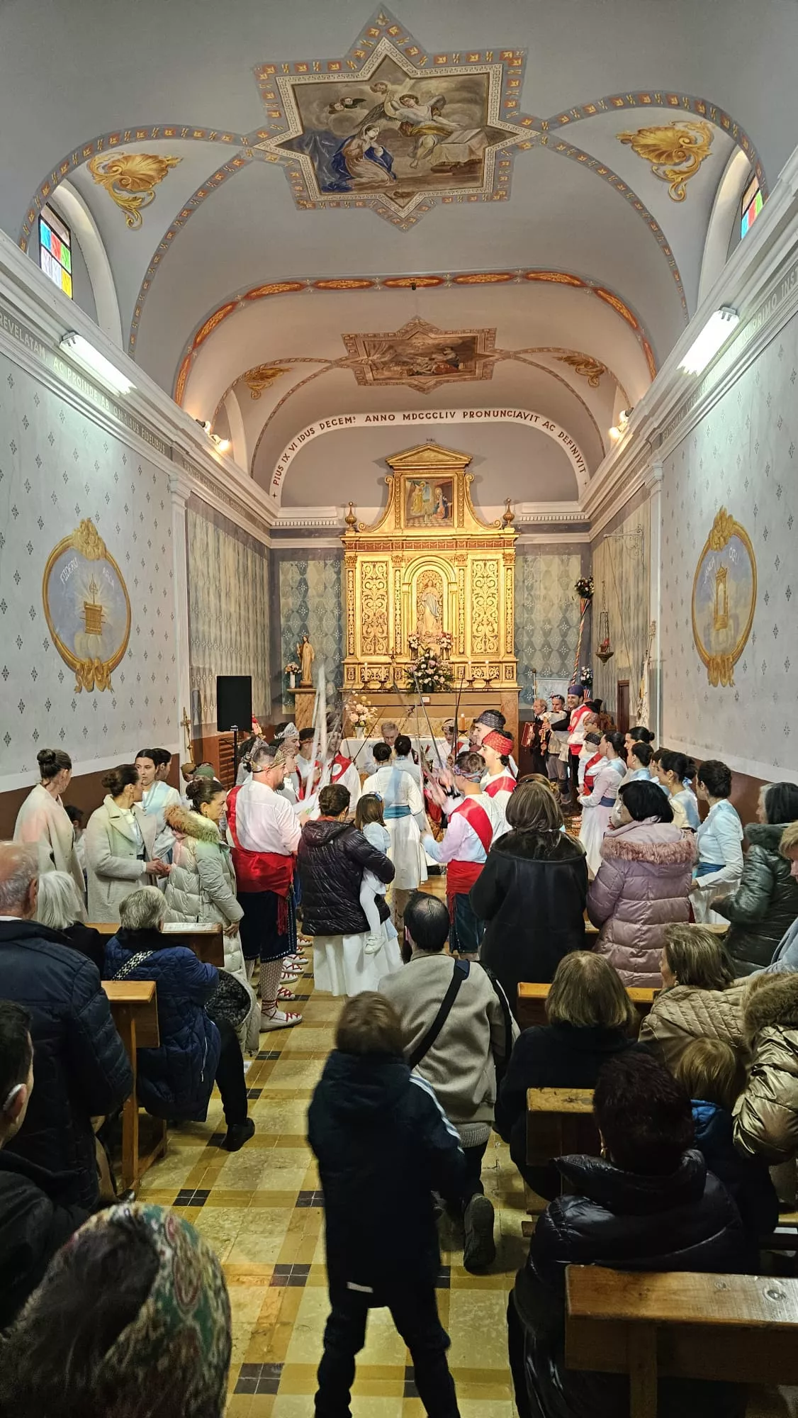  Danzantes de Apiés en la fiesta de la Inmaculada