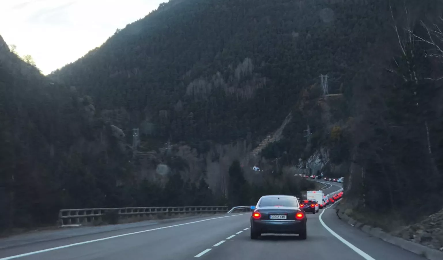 Un accidente en Escuer y retenciones dificultan el regreso del puente festivo.
