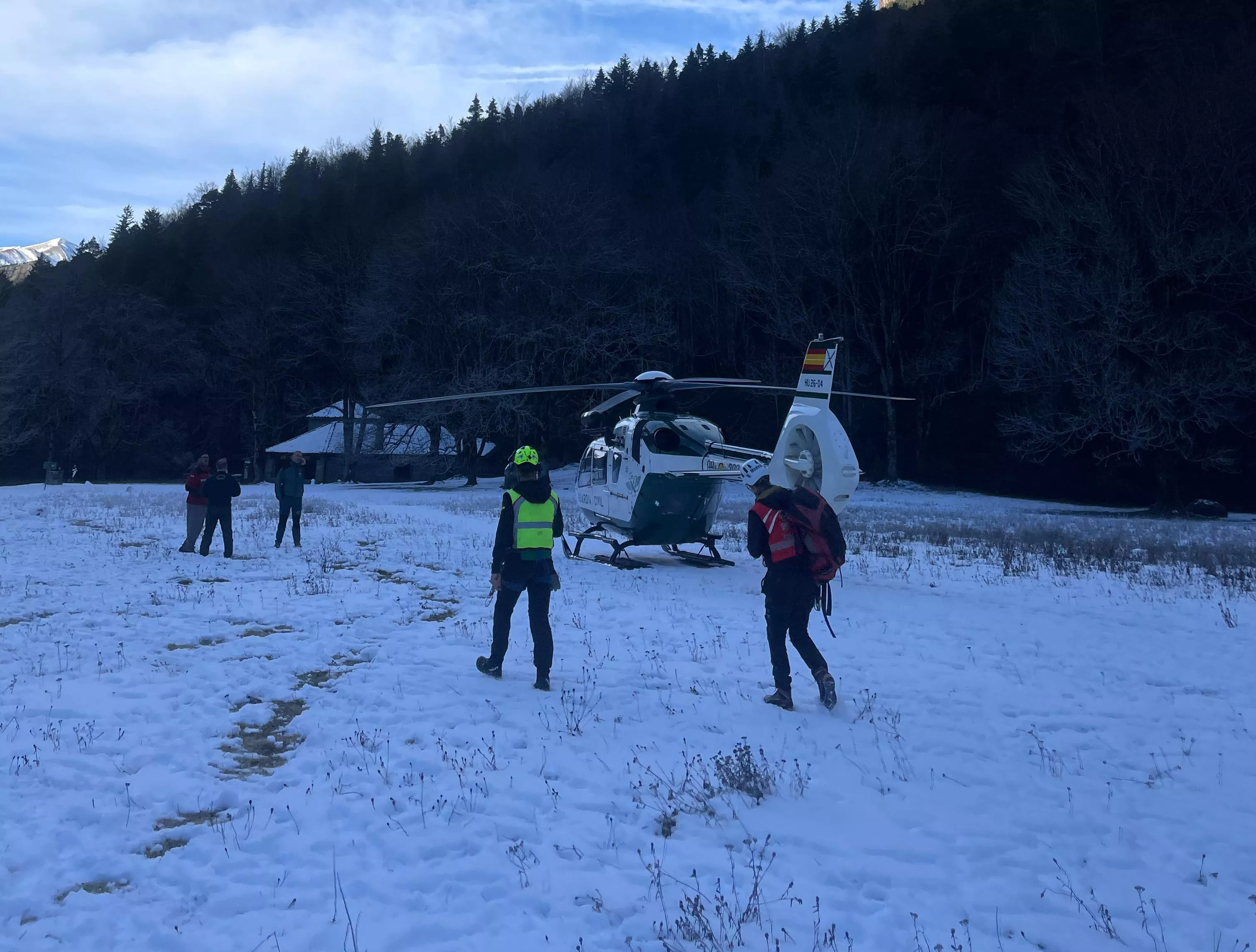 Rescatados un menor en trineo y una ciclista de Huesca lesionados en caídas en el Pirineo. En la imagen, un rescate en Góriz.