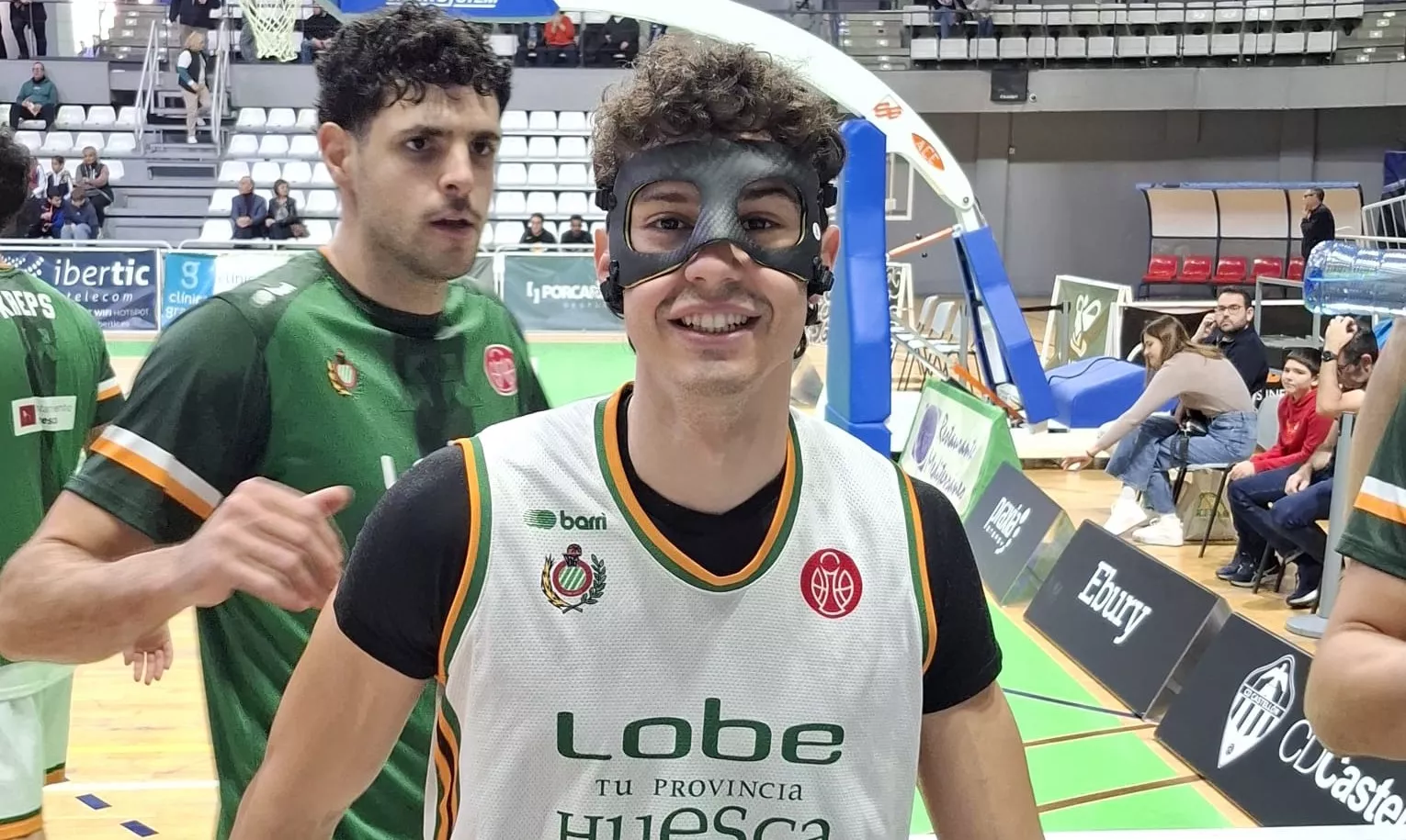 Isma Corraliza con máscara en el partido ante Castellón. Rafa Sanz, antes del derbi: "Tenemos que jugar al cien por cien, que es lo que depende de nosotros". Isma Corraliza con máscara en el partido ante Castellón. Rafa Sanz, antes del derbi: "Tenemos que jugar al cien por cien, que es lo que depende de nosotros".