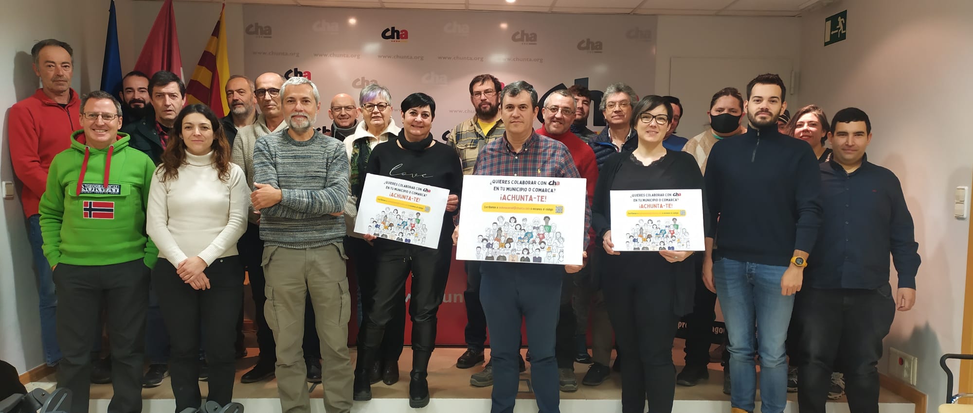 Los responsables de Chunta en el Alto Aragón, con el cartel de la campaña "Achunta-te"