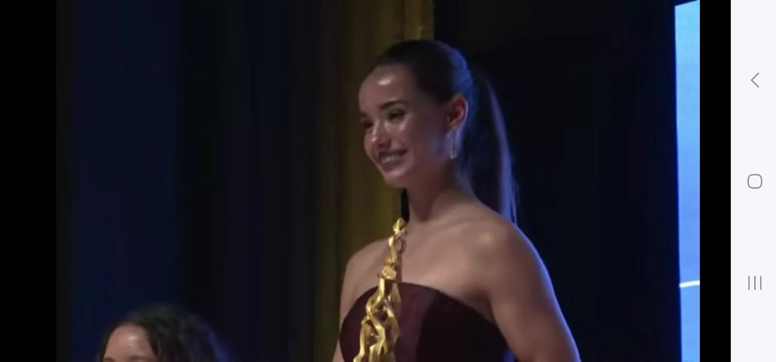 Inés Bergua con su estatuilla dorada. Inés Bergua con su estatuilla dorada.