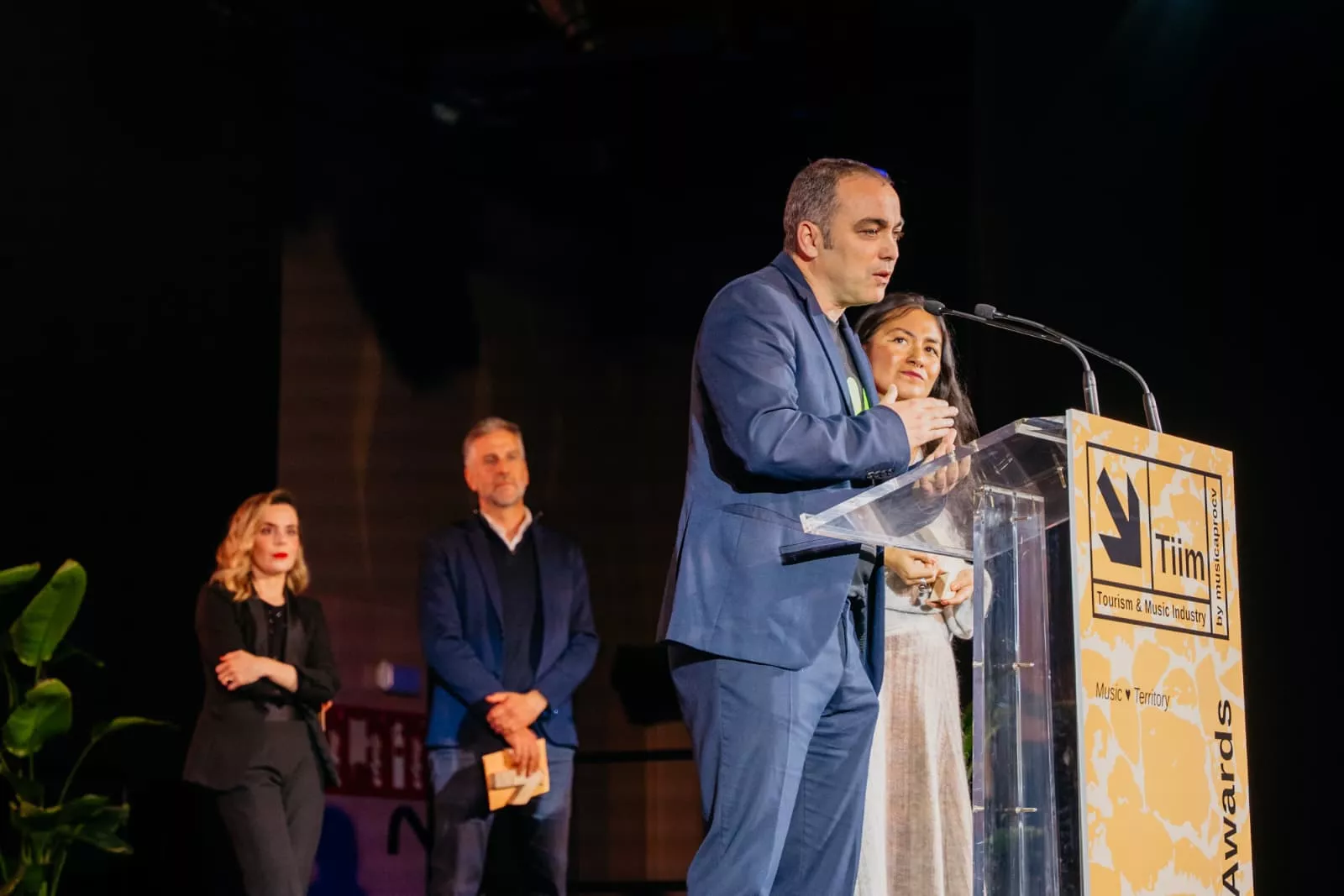 Sampériz y Ortiz han recogido en Valencia el premio que sitúa a Pirineos Sur como 'Destino Musical del Año'.