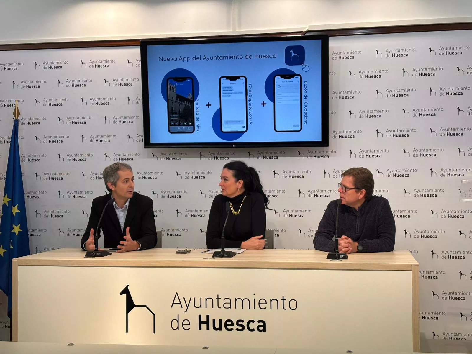 Carmelo Marín, Lorena Orduna y Óscar Tesa en la presentación de la app del Ayuntamiento de Huesca