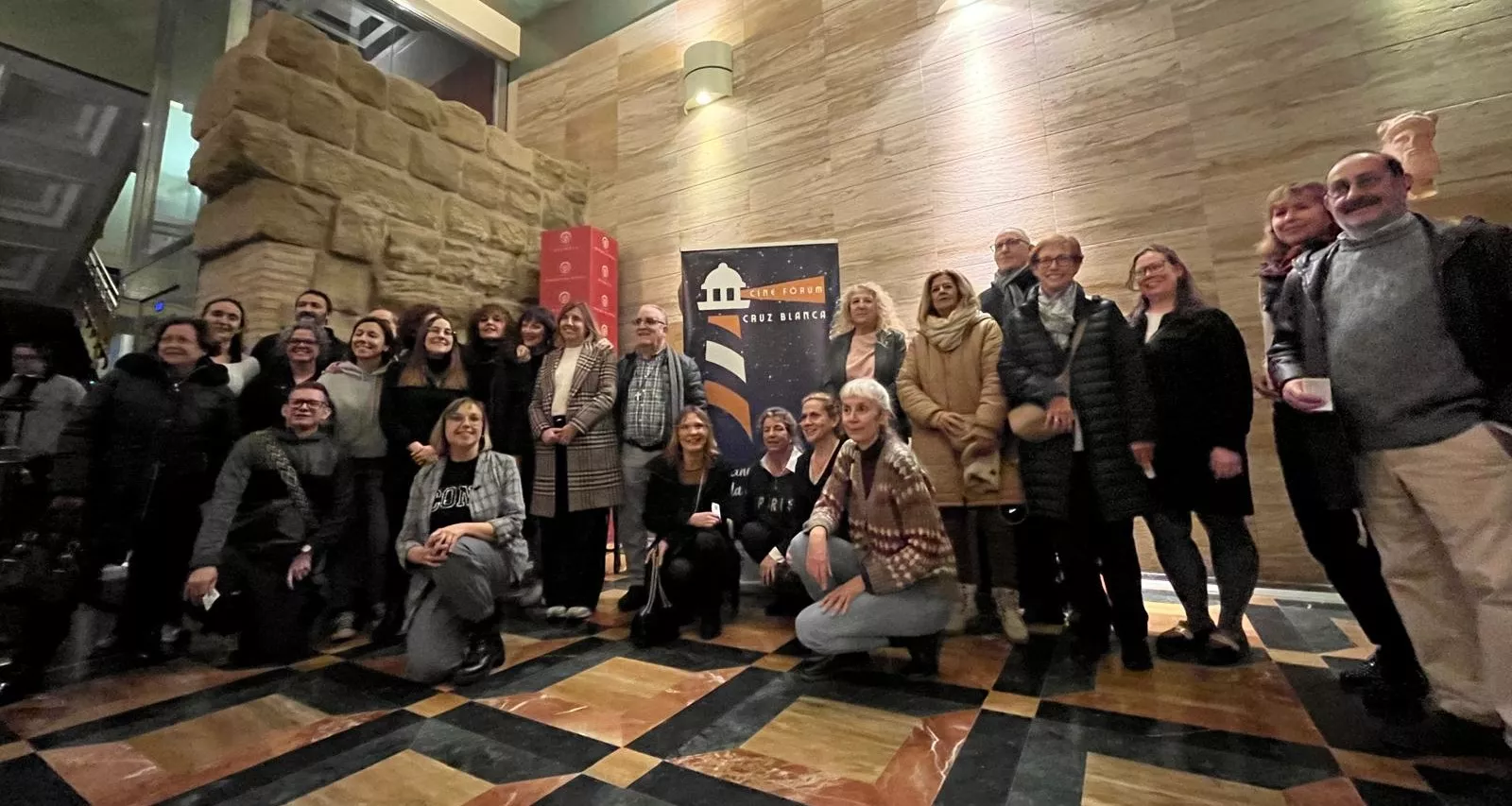 Representantes institucionales y de entidades sociales, junto con las directoras de las obras proyectadas en el Cine Fórum de Cruz Blanca.