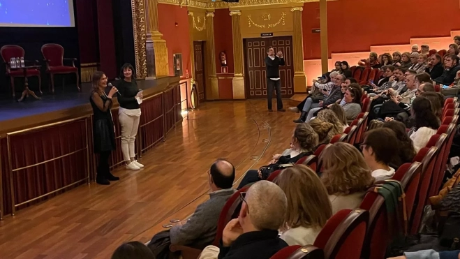 Ana Gota y Estela Rasal en la presentación de la sesión. Foto Mercedes Manterola Ana Gota y Estela Rasal en la presentación de la sesión. Foto Mercedes Manterola