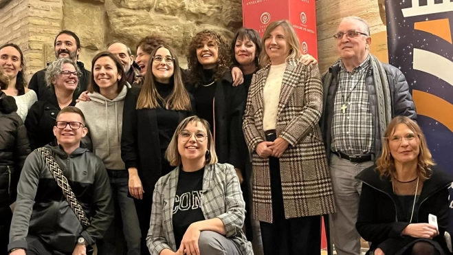 Los protagonistas del coloquio con parte de los representantes de instituciones y asociaciones participantes. Los protagonistas del coloquio con parte de los representantes de instituciones y asociaciones participantes.