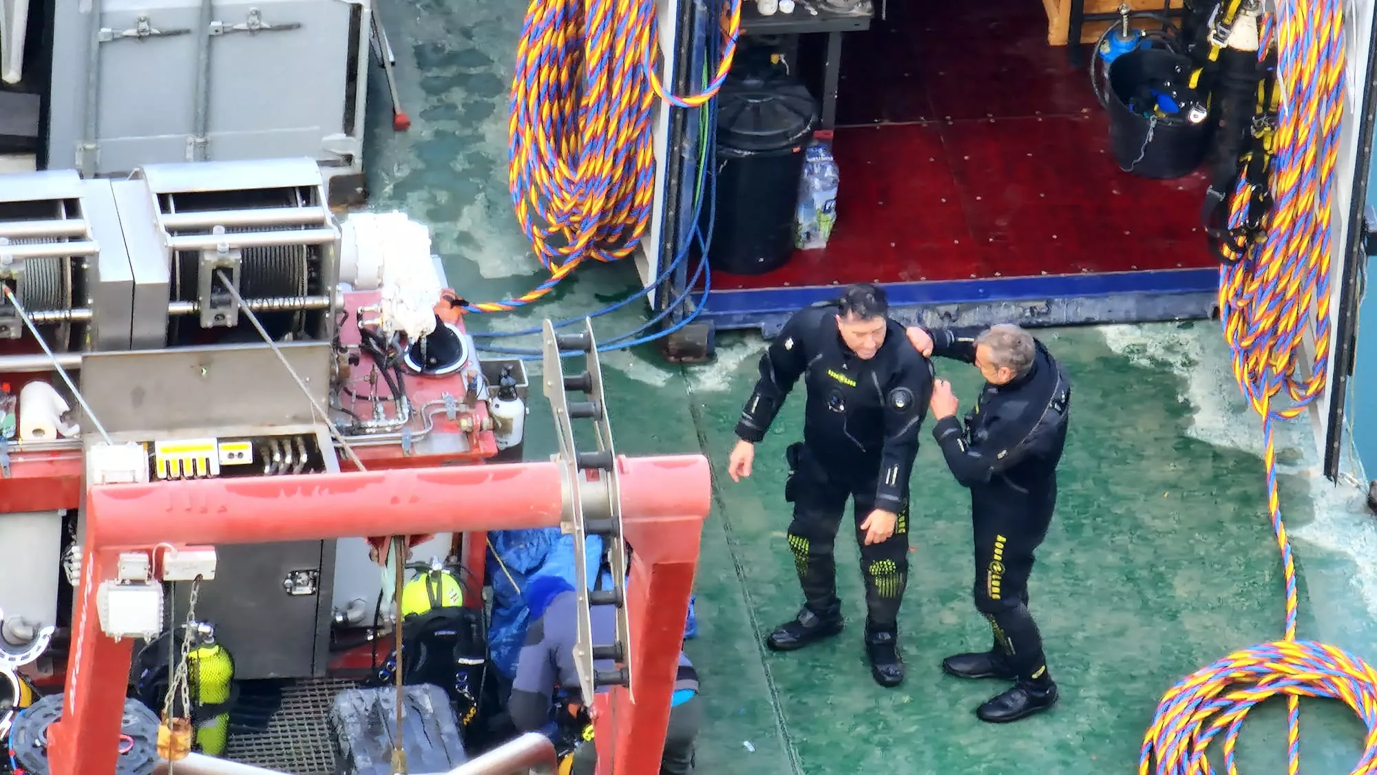 Seis buzos trabajan a 50 metros de profundidad para asegurar el desagüe de fondo de la presa de El Grado.