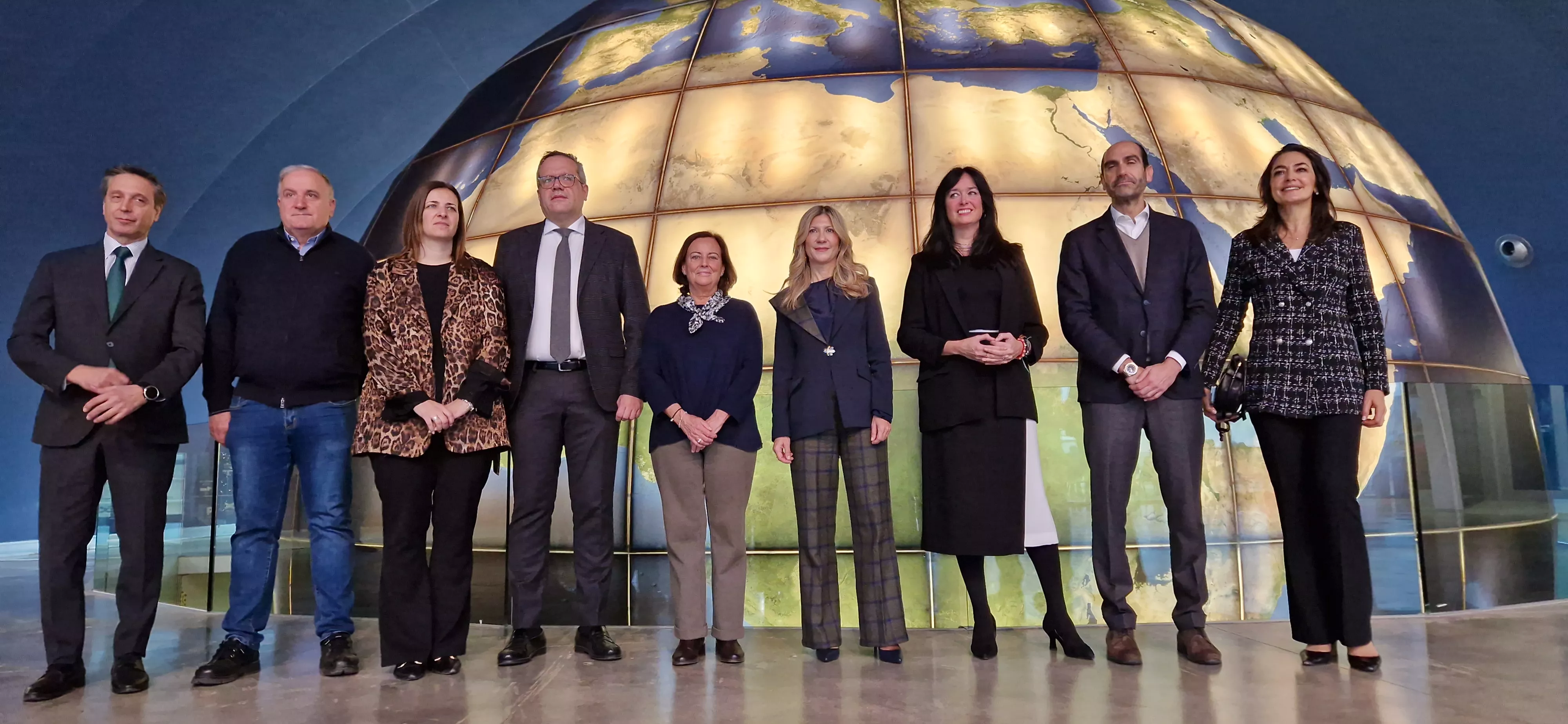 Las autoridads, junto a la cúpula, el espacio "emblemático" del Planetario de Aragón. Foto Myriam Martínez