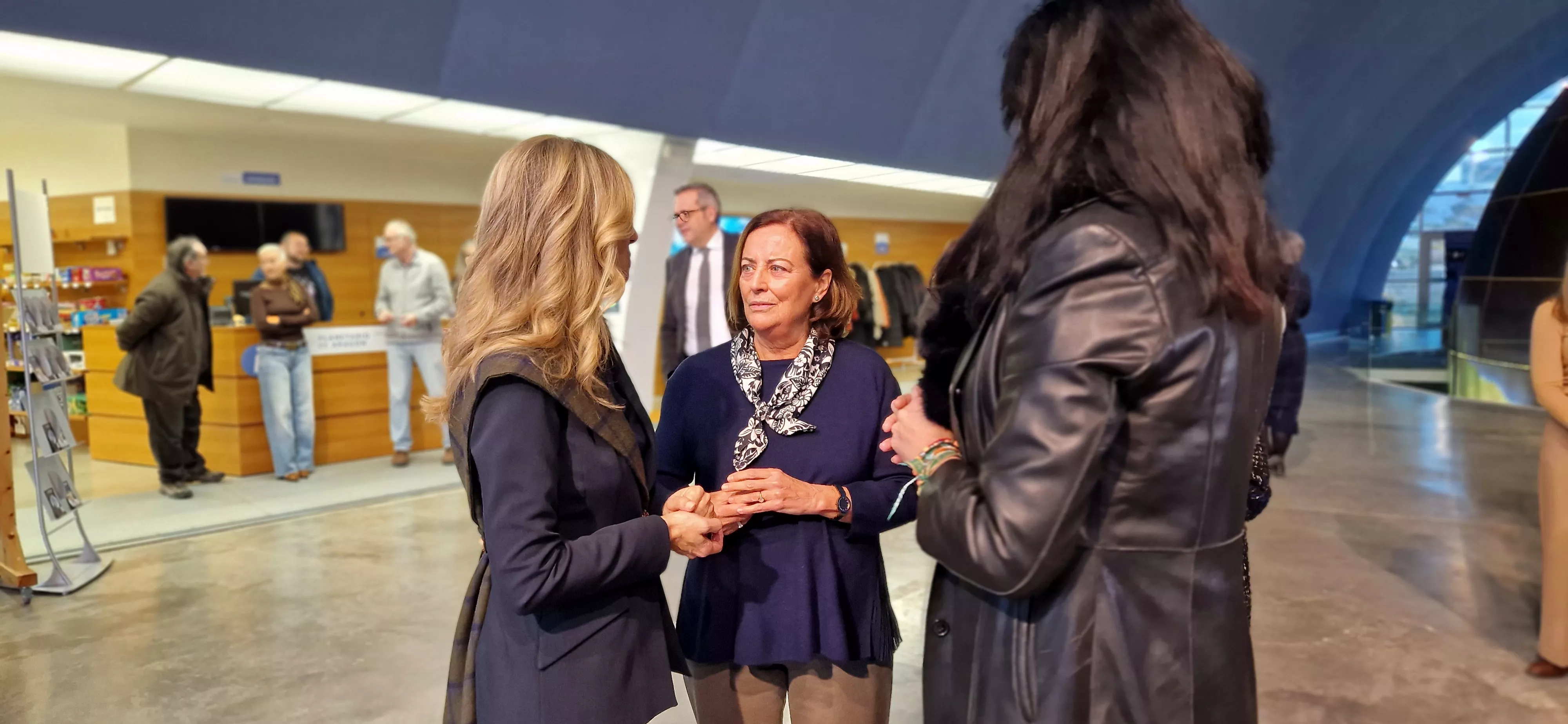 Mar Vaquero charlando con Teruca Moreno, directora del Planetario, y la alcaldesa de Huesca. Foto Myriam Martínez