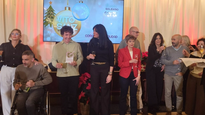 Vito Sanz, en el centro, durante el brindis solidario. Vito Sanz, en el centro, durante el brindis solidario.