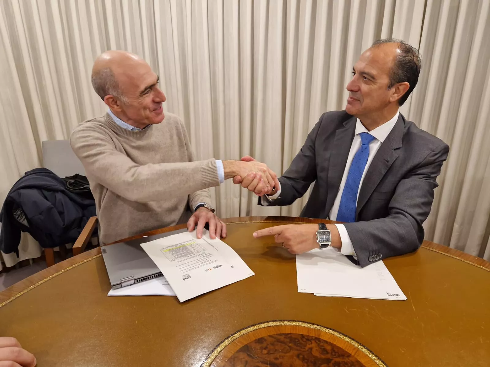 El alcalde de Benasque y el consejero de Sanidad sellan el acuerdo.