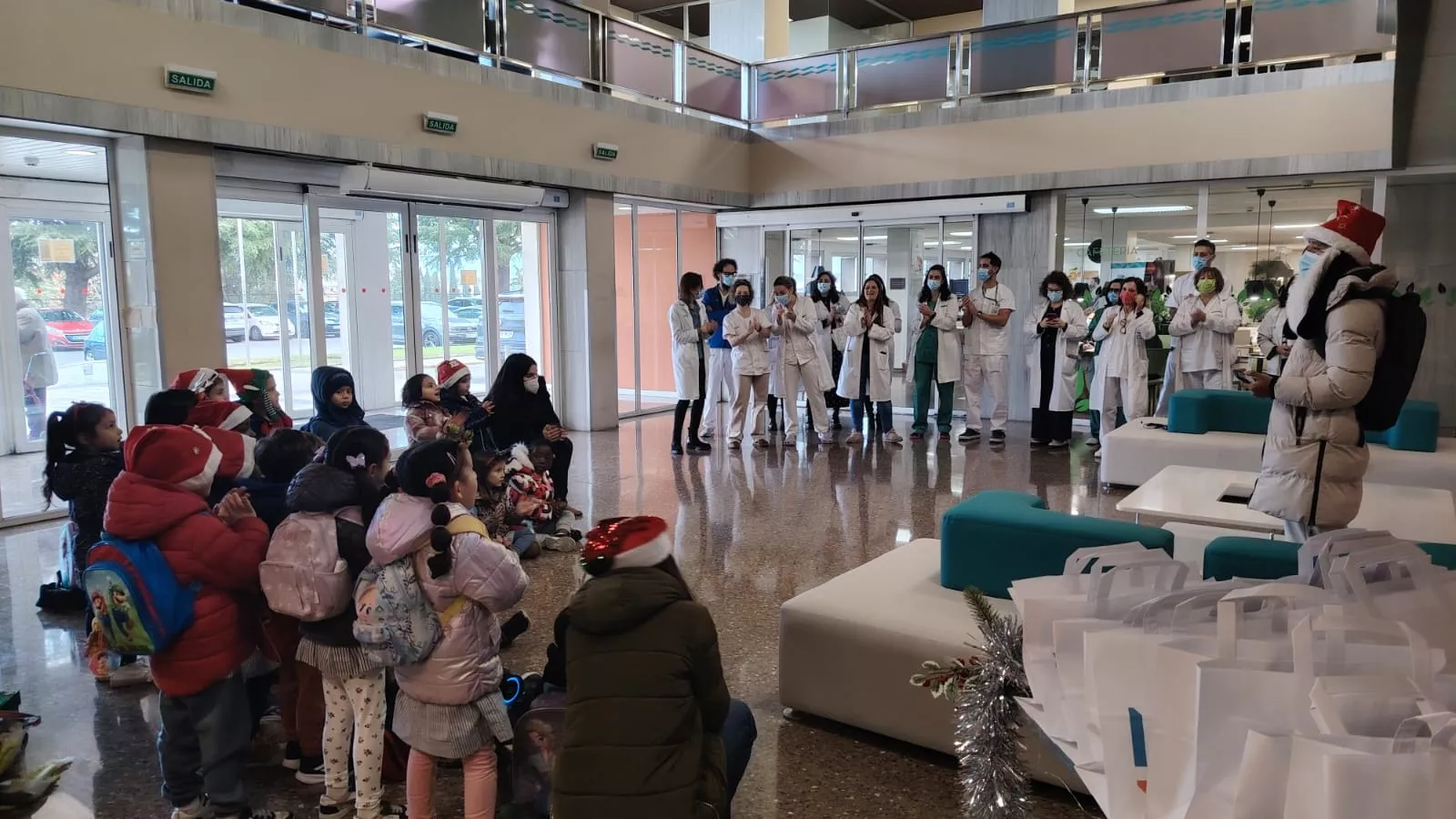 Los alumnos de Infantil del San José de Calasanz llenan de Navidad el Hospital de Barbastro.