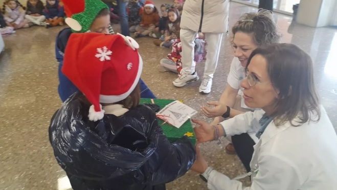 Entrega de adornos por parte de los alumnos a personal del Hospital de Barbastro. Entrega de adornos por parte de los alumnos a personal del Hospital de Barbastro.