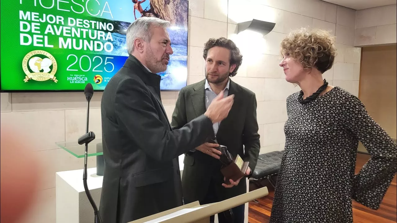 El Premio de Mejor Destino Turístico de Aventura del Mundo, alzado por Azcón y Claver