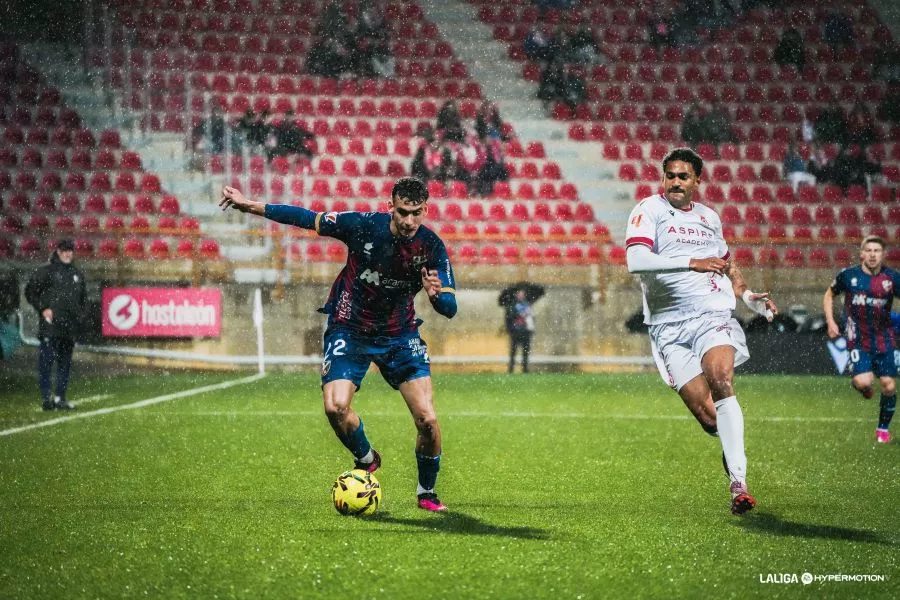 Ángel Pérez, goleador este viernes en León, ante Mboula. Foto LaLiga Ángel Pérez, goleador este viernes en León, ante Mboula. Foto LaLiga