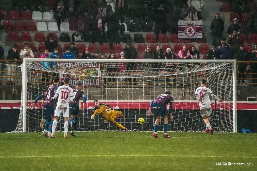 Dani Jiménez detiene el penalti a Manu Justo en León. Bolo: "Hemos defendido bien y les hemos pillado en dos ocasiones". Foto: LaLiga Dani Jiménez detiene el penalti a Manu Justo en León. Bolo: "Hemos defendido bien y les hemos pillado en dos ocasiones". Foto: LaLiga