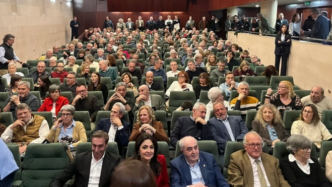 El público ha llenado el salón de actos de la DPH. El público ha llenado el salón de actos de la DPH.