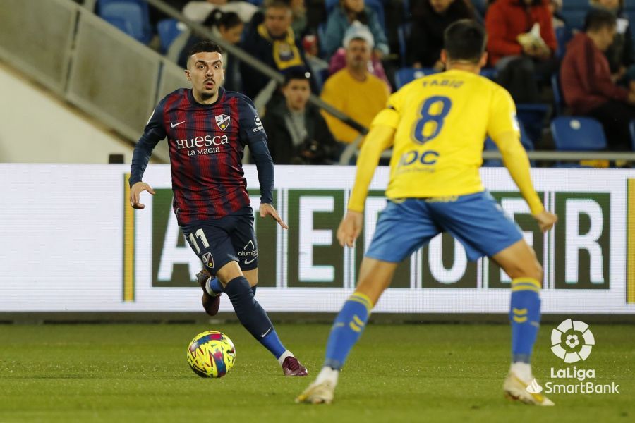 Joaquín Muñoz, de lo más potable del Huesca en Gran Canaria, conduce un balón. Foto: LaLiga