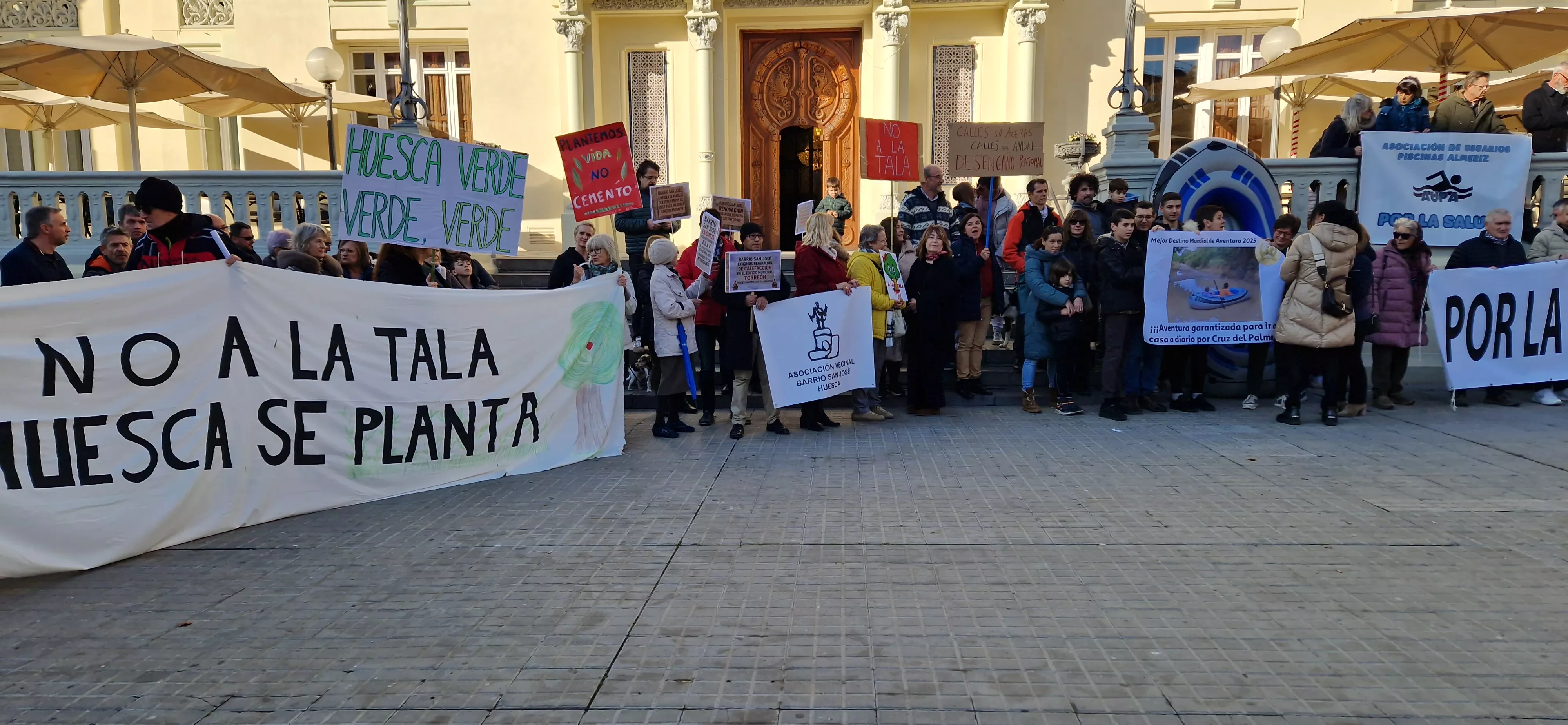 Concentración de asociaciones vecinales de Huesca. Foto Myriam Martínez