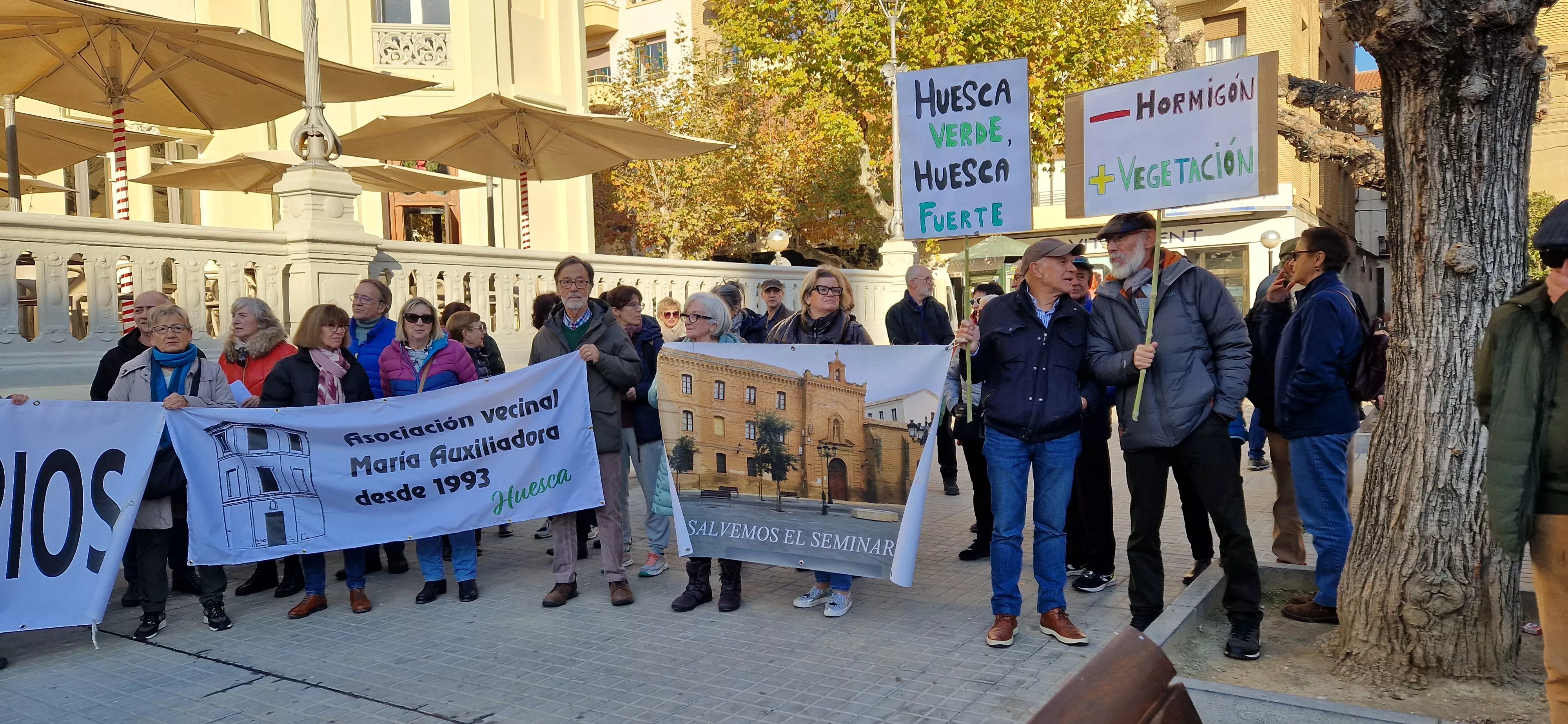 Concentración de asociaciones vecinales de Huesca. Foto Myriam Martínez