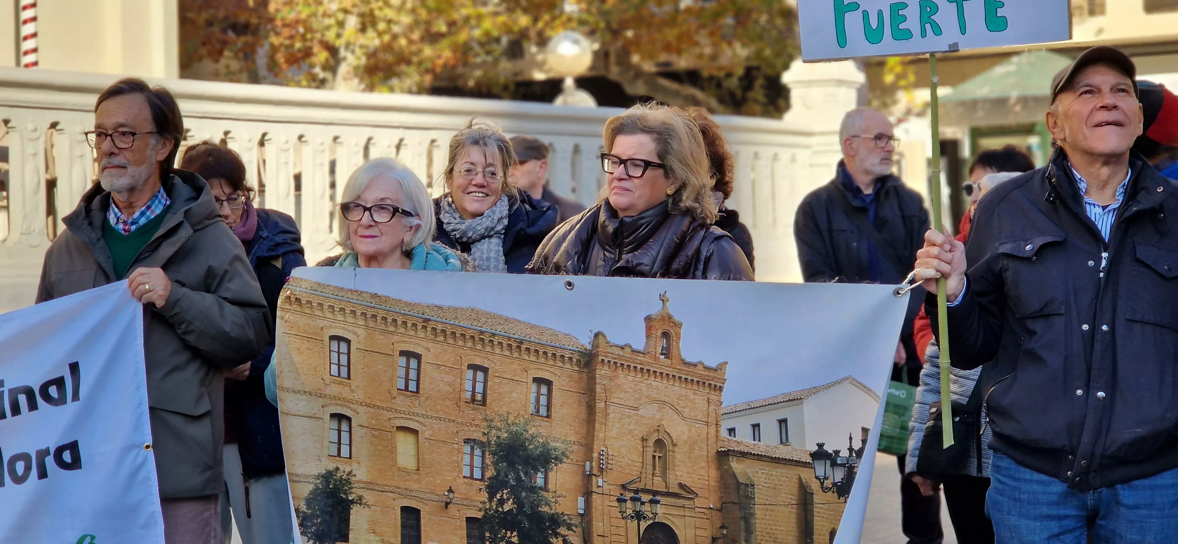 Concentración de asociaciones vecinales de Huesca. Foto Myriam Martínez