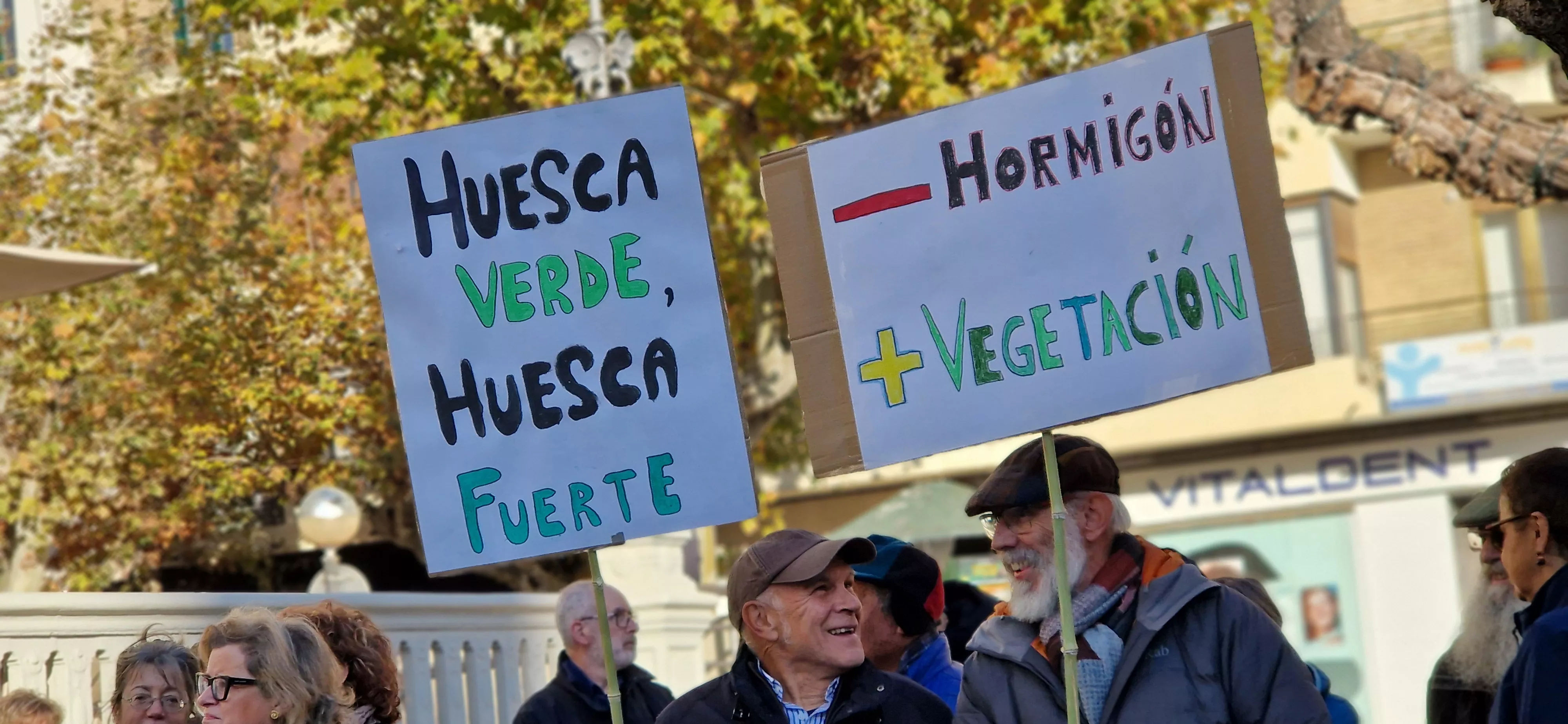 Concentración de asociaciones vecinales de Huesca. Foto Myriam Martínez