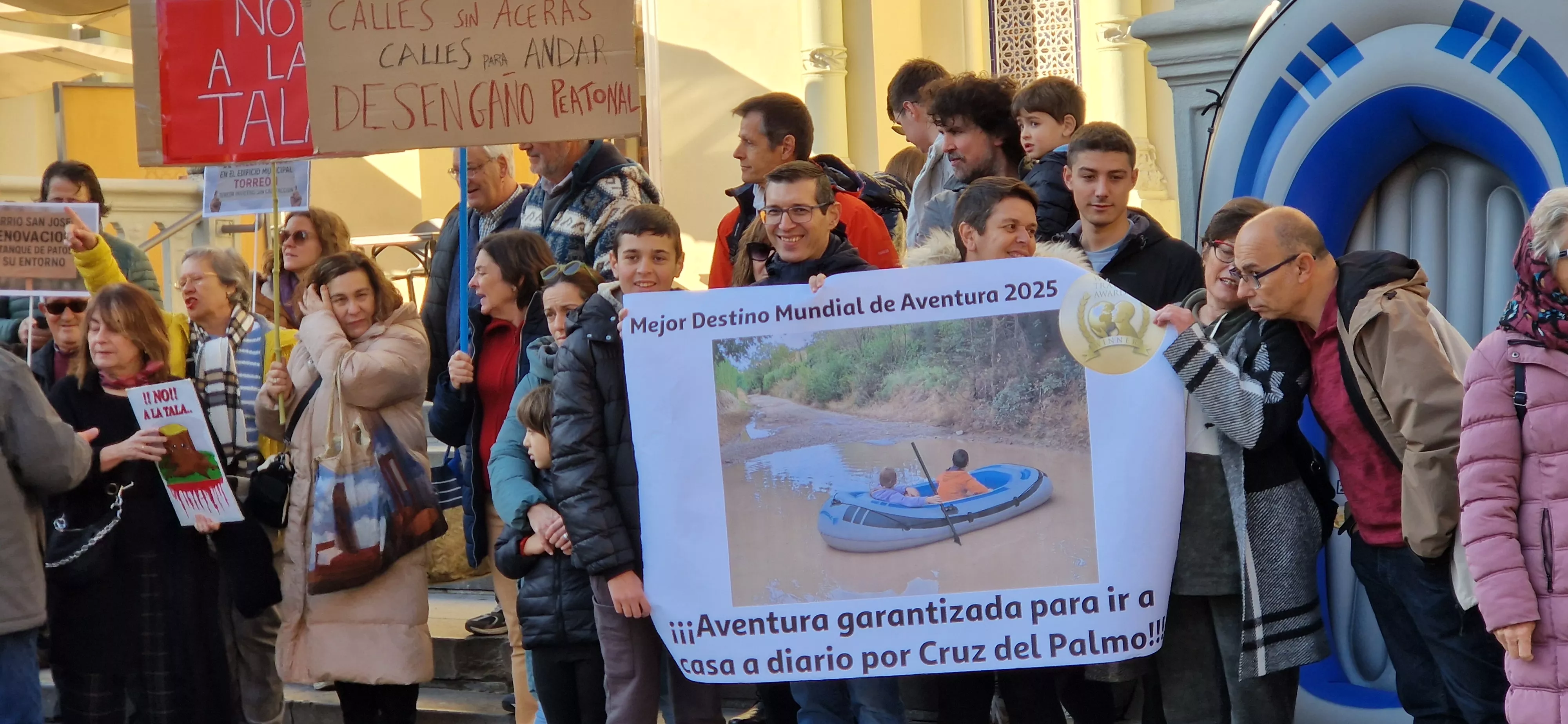 Concentración de asociaciones vecinales de Huesca. Foto Myriam Martínez