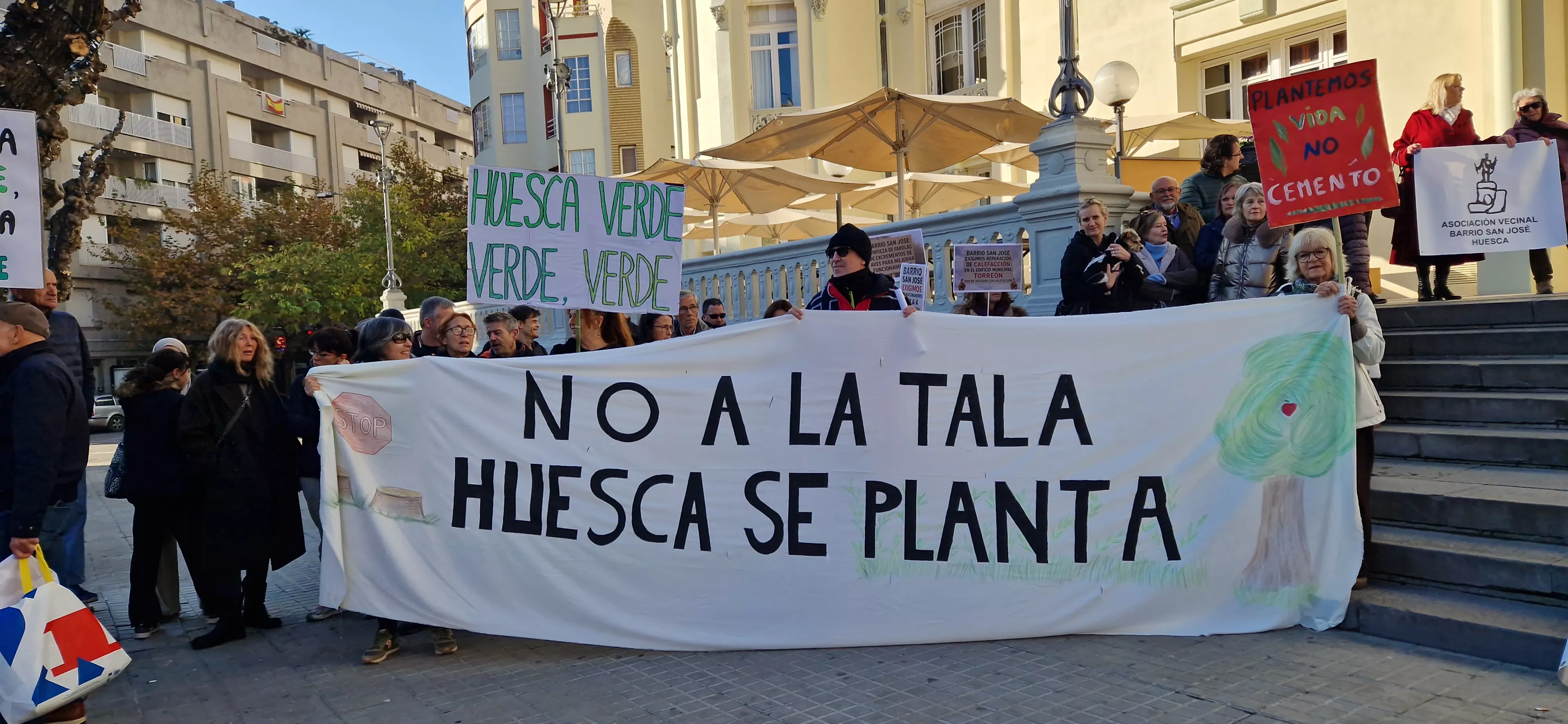 Concentración de asociaciones vecinales de Huesca. Foto Myriam Martínez