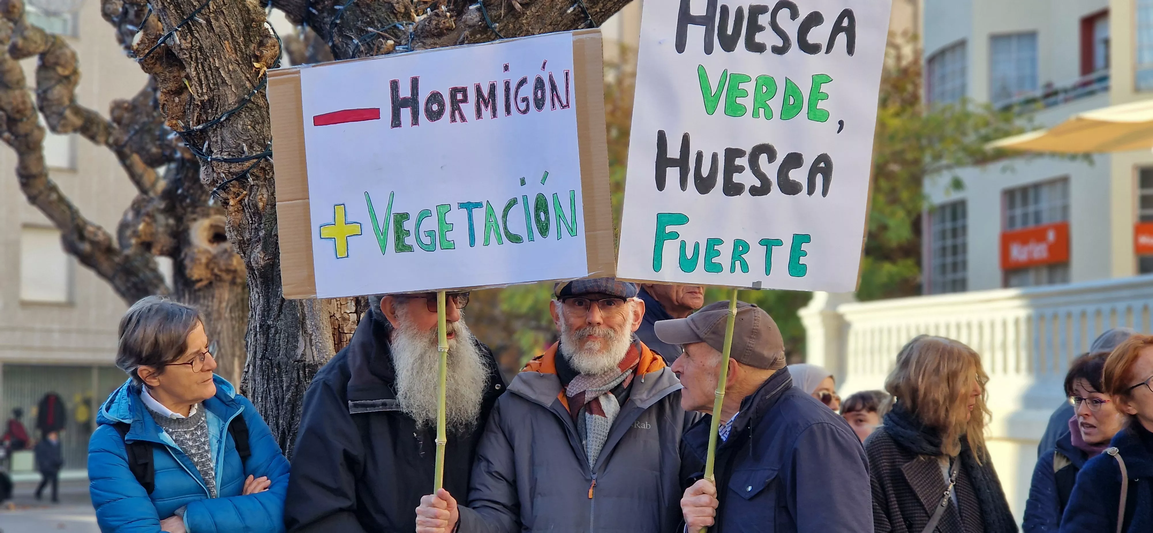 Concentración de asociaciones vecinales de Huesca. Foto Myriam Martínez