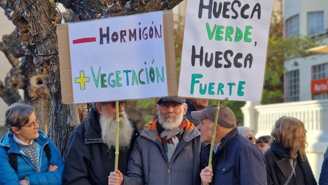 Concentración de asociaciones vecinales de Huesca. Foto Myriam Martínez Concentración de asociaciones vecinales de Huesca. Foto Myriam Martínez