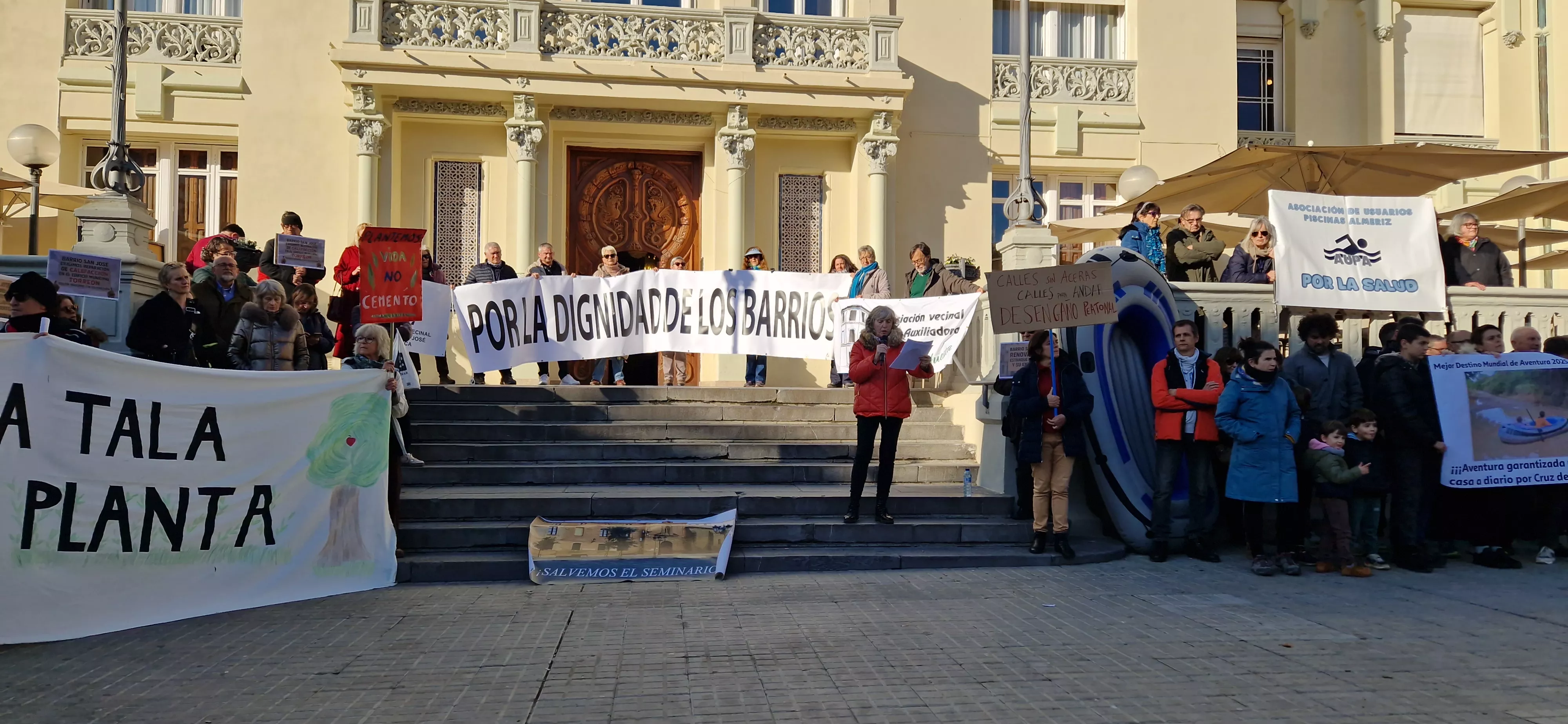 Concentración de asociaciones vecinales de Huesca. Foto Myriam Martínez