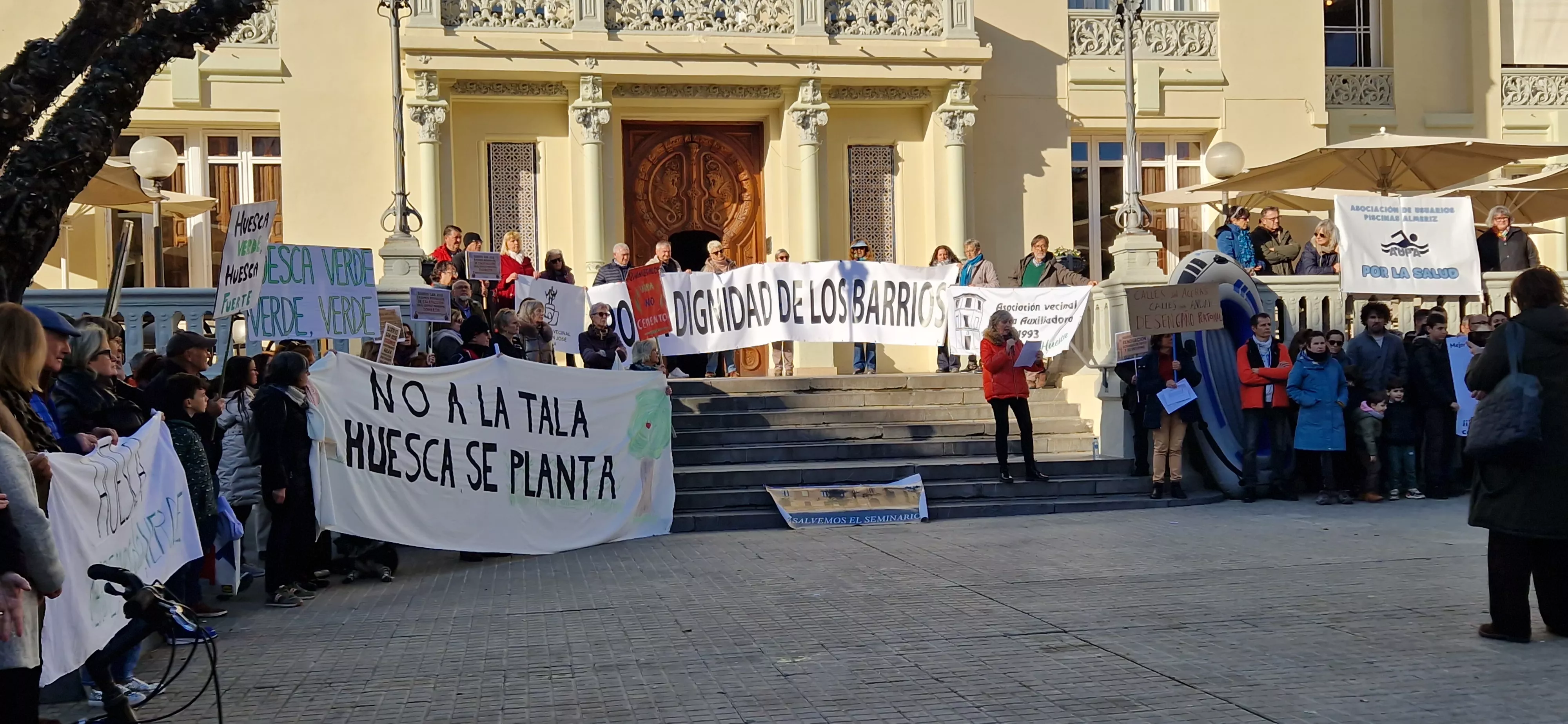 Concentración de asociaciones vecinales de Huesca. Foto Myriam Martínez