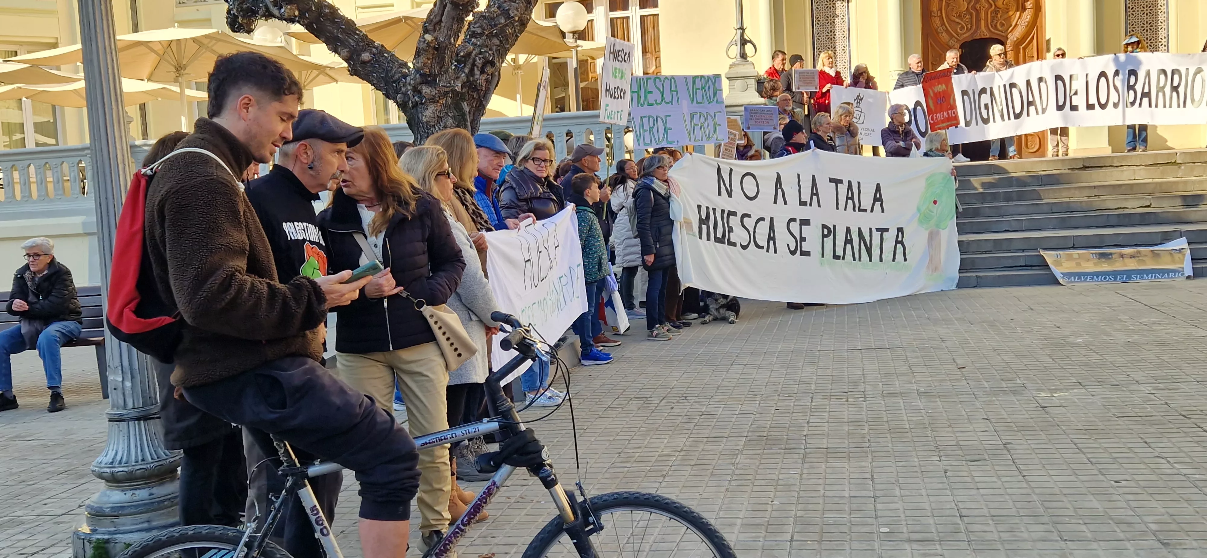 Concentración de asociaciones vecinales de Huesca. Foto Myriam Martínez