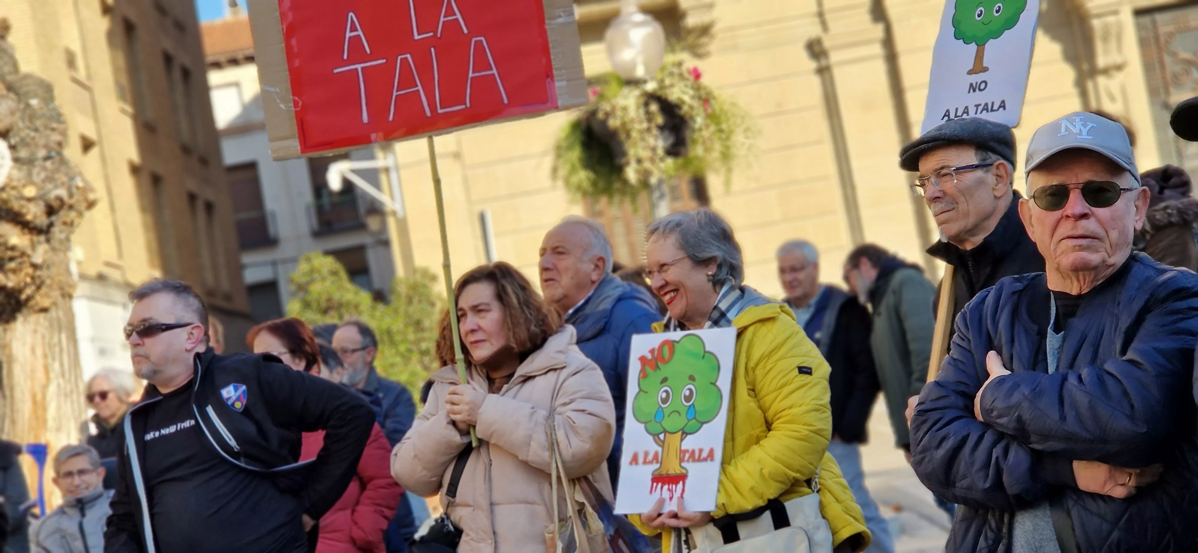 Concentración de asociaciones vecinales de Huesca. Foto Myriam Martínez
