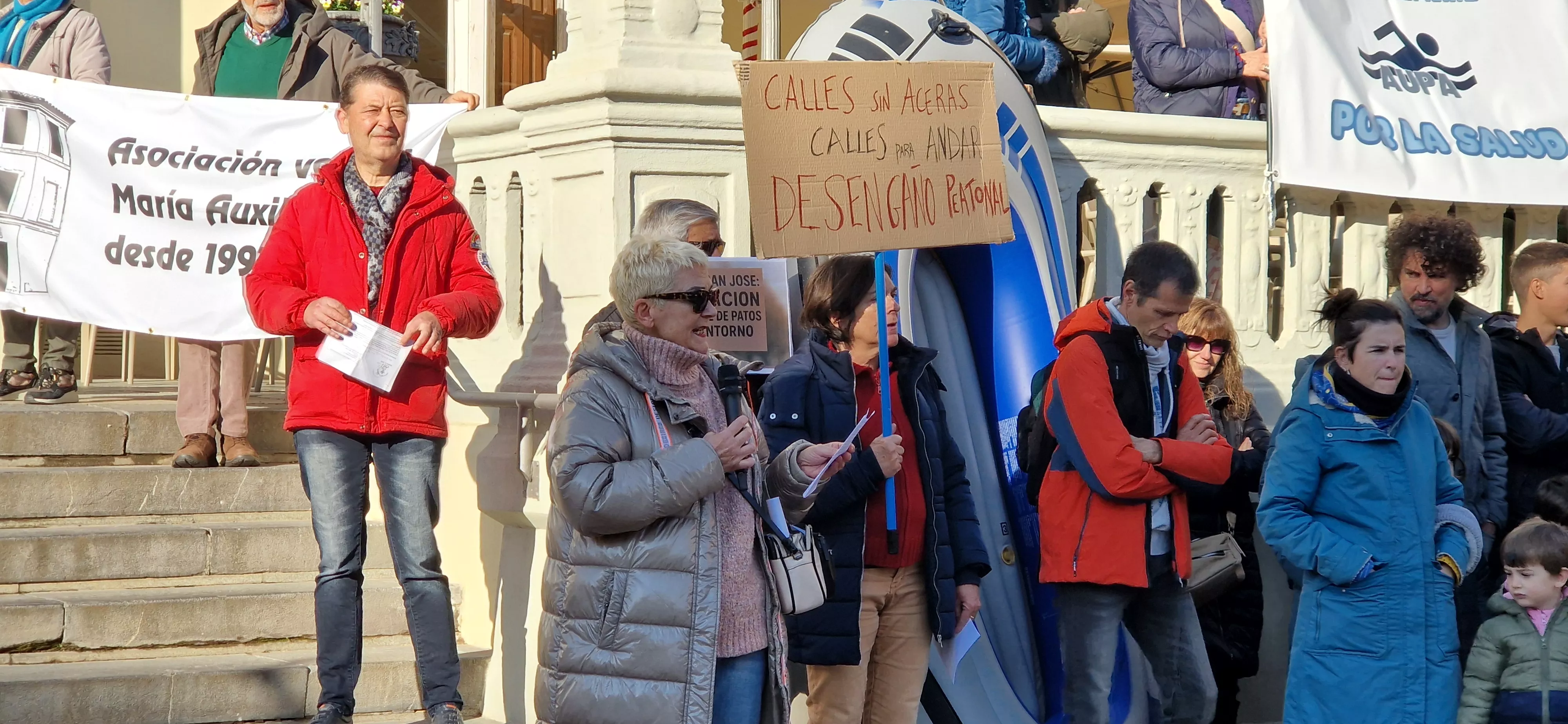 Concentración de asociaciones vecinales de Huesca. Foto Myriam Martínez