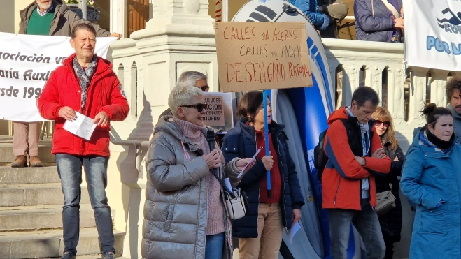 Concentración de asociaciones vecinales de Huesca. Foto Myriam Martínez Concentración de asociaciones vecinales de Huesca. Foto Myriam Martínez