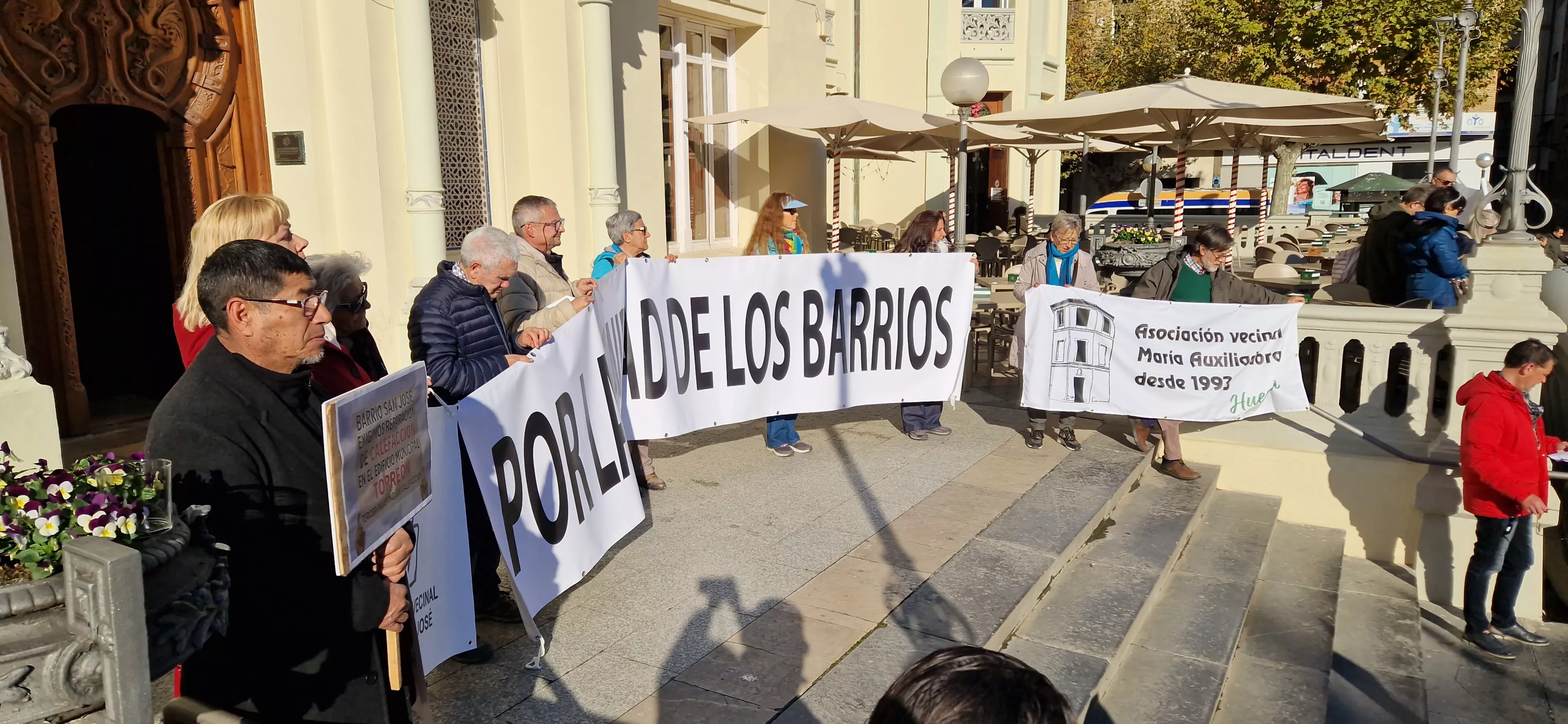 Concentración de asociaciones vecinales de Huesca. Foto Myriam Martínez