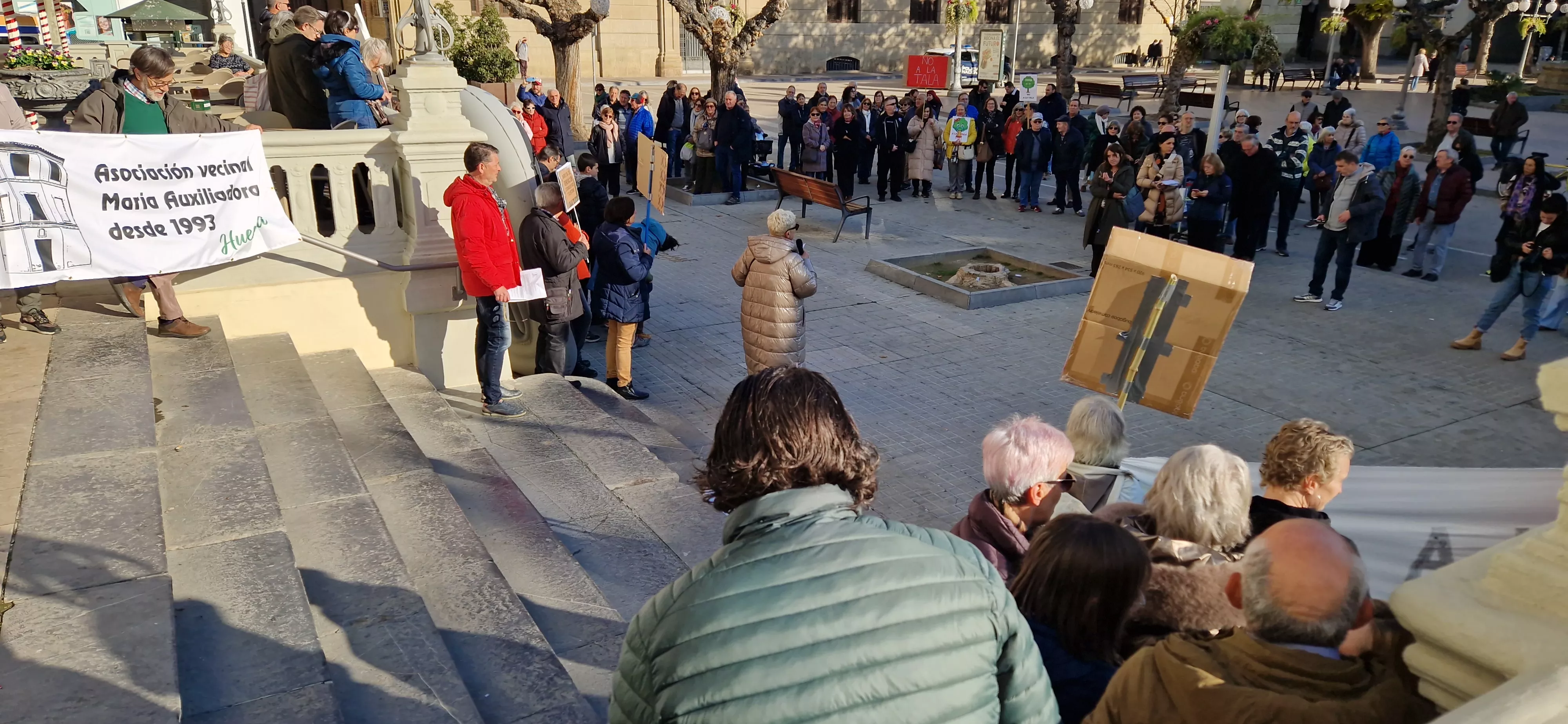 Concentración de asociaciones vecinales de Huesca. Foto Myriam Martínez