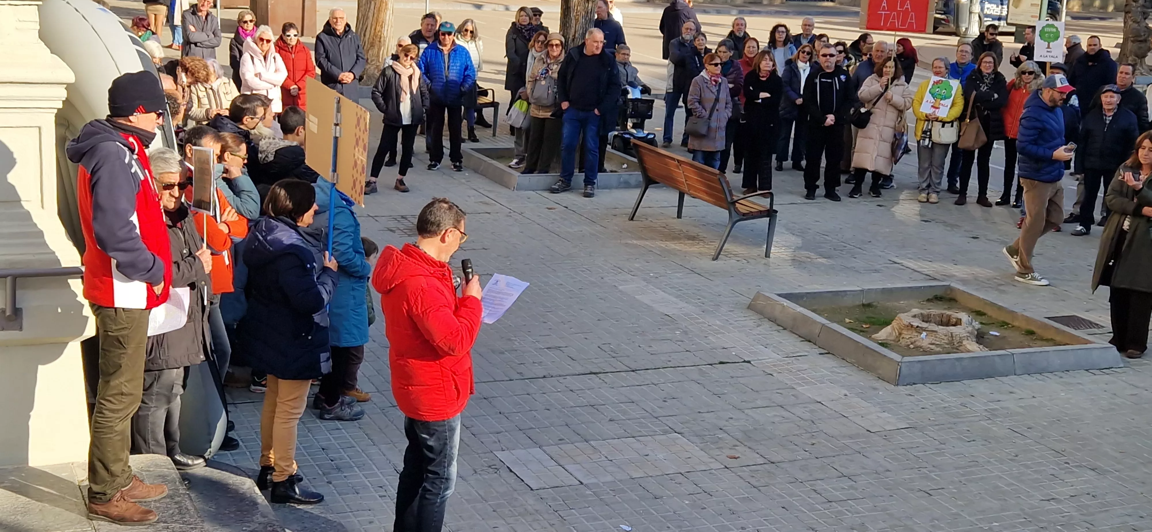 Concentración de asociaciones vecinales de Huesca. Foto Myriam Martínez