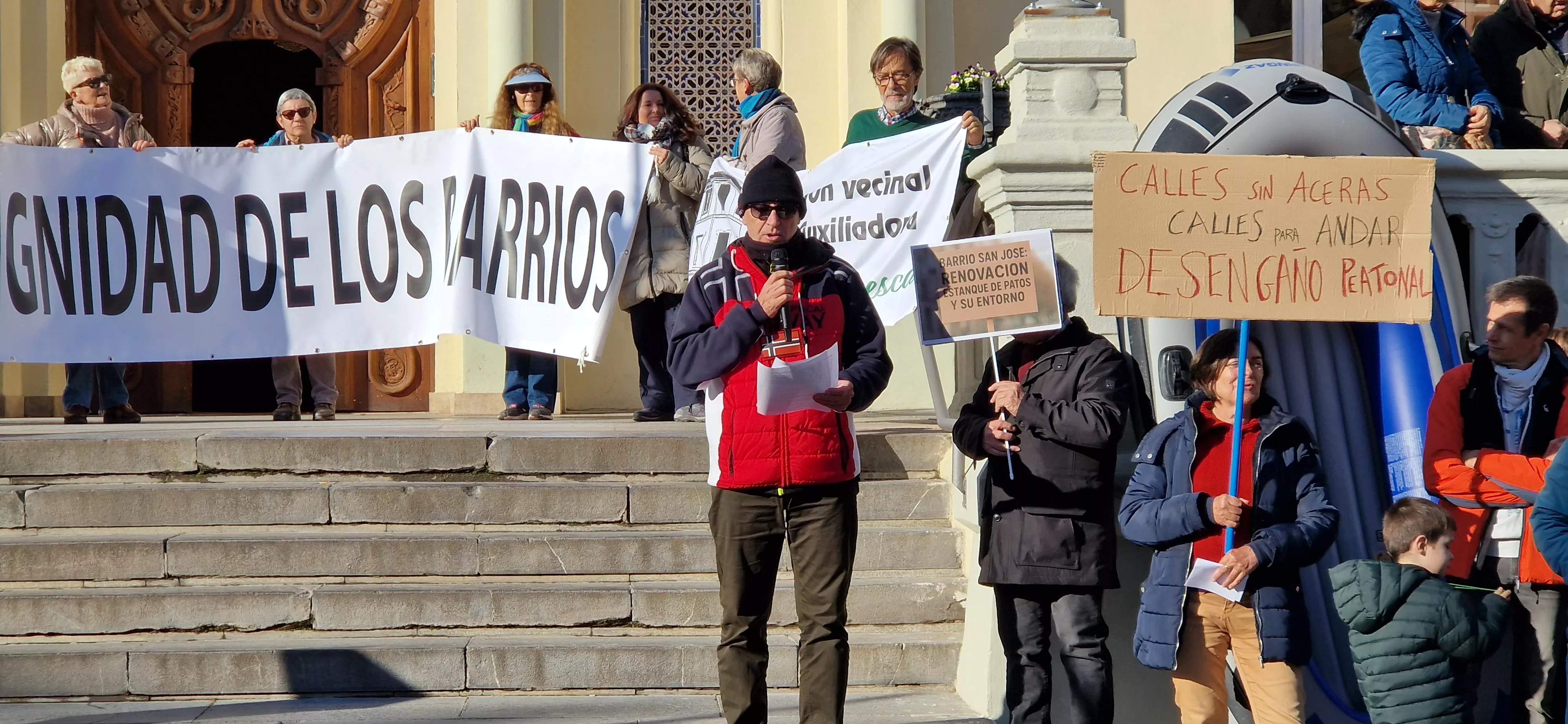 Plataforma Árboles Vivos. Concentración de asociaciones vecinales de Huesca. Foto Myriam Martínez